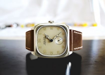 Uhr_gorisontal_braun - Kopie-min