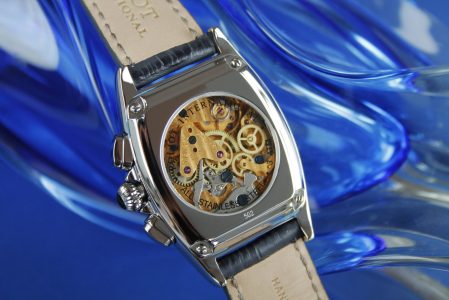 Volga Grau_lifestyle_back-min